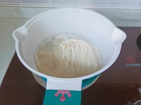 锅里加入适量的清水，水开下入面条煮。