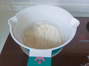 锅里加入适量的清水，水开下入面条煮。