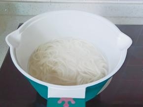 面条快煮熟时放入青菜一起煮。