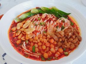 煮好的面条放入料汁里，放炒好肉沫，花生米，酥豌豆，撒点葱花与白芝麻即可食用。