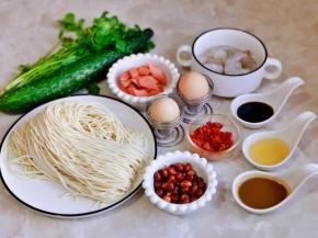 准备食材，火腿切菱形块，虾仁放入料酒腌制。