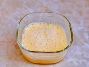 鸡蛋磕碗中打散加入水，水量比例1:1.5。