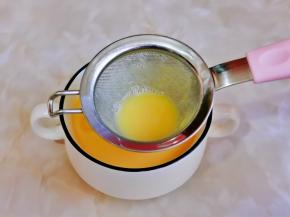 将蛋液过细筛。