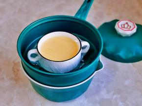 盖上耐高温保鲜膜，用牙签扎几个洞，放入蒸格中。