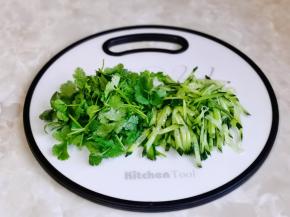 黄瓜香菜洗净切好。