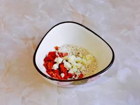 蒜末，辣椒碎，白芝麻放碗中。