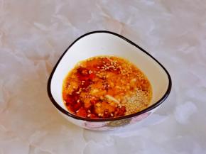 淋上一勺热油搅拌。