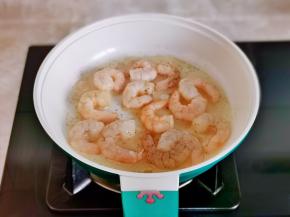 起油锅，加入腌制好的虾仁煎至变色。