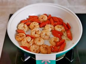 加入火腿，撒上自己喜欢的调味料即可。