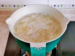 锅中加水烧开再下面条，大火煮熟即可。