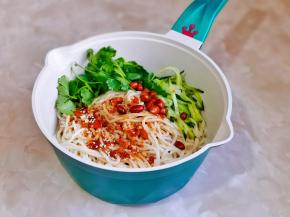 沥干水分，放入锅中加入香菜，黄瓜丝，调好的拌汁拌均匀。