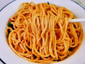 大口嗦面，太满足了。