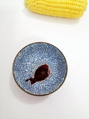 蒜蓉辣酱里加入油拌均匀