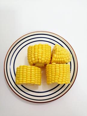 玉米洗干净去皮去玉米须，然后切成四段