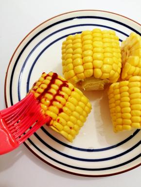 用刷子刷上蒜蓉辣酱