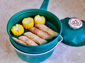 山药洗净切段，玉米切段，放入蒸格中。