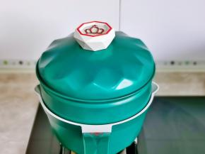 奶锅中加水盖上盖子，隔水蒸熟。