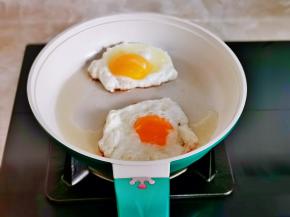 利用这时间我们来煎蛋，平底锅刷油，磕入鸡蛋煎熟即可。