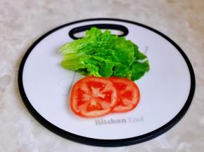 生菜洗净，番茄洗净切片。