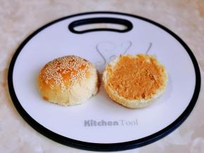 汉堡胚从中间切开涂上花生酱。