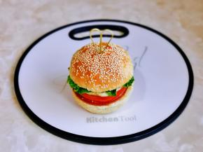 再加入生菜，把另一片汉堡胚盖上就好啦！