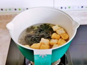 取下蒸格，加入紫菜虾米油豆腐煮熟。