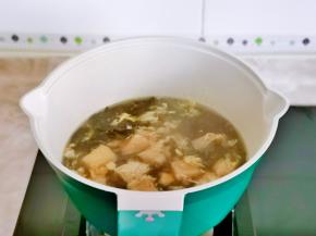 最后打入蛋花，生抽，盐调味即可。