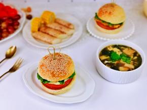 鸡蛋汉堡，虾米紫菜蛋花汤，蒸山药，玉米，水果拼盘。