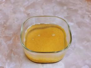 小米淘干净，放冷水中泡15分钟。