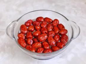 红枣洗净，放冷水中泡五分钟。