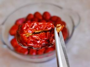 红枣去核，从中间剪开用剪刀将红枣核用力拉出即可。