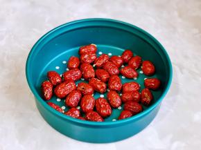 去核的红枣放入蒸格中。