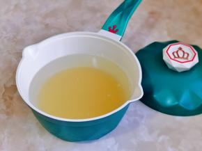 泡好的小米倒入奶锅中加入纯净水。