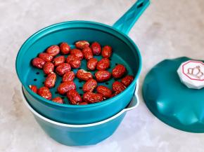 蒸格放在奶锅上。