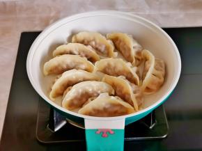 时间我们来煎锅贴，平底锅中刷油摆入水饺。