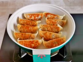 小火煎制底部金黄翻面煎熟即可。