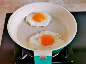 再煎两个鸡蛋，煎熟撒上黑胡椒。