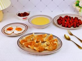 今日早餐，锅贴，小米粥，蒸红枣，煎蛋，水果。