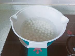 帝伯朗早餐锅中加清水烧开【锅有刻度线，煮美食可以看一下，特别方便】下入小圆子。