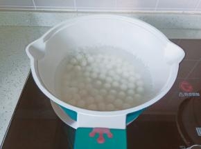 帝伯朗早餐锅中加清水烧开【锅有刻度线，煮美食可以看一下，特别方便】下入小圆子。