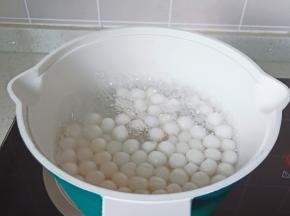 小圆子煮至漂浮。