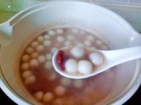 加藕粉水一边加一边搅拌，煮到浓稠就可以、出锅前撒上桂花关火。