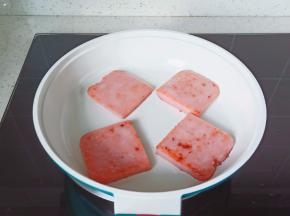 火腿片煎一下。