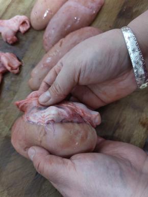 把牛蛋对半切开，外皮咬不动，给它剥掉，留嫩心部分！