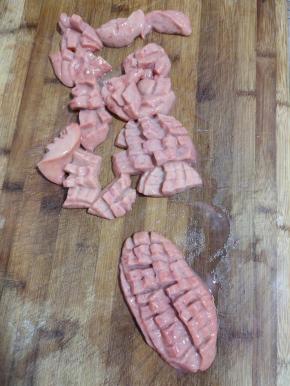 改刀成十字花刀，和改火爆腰花刀法一样！改刀成小块备用！