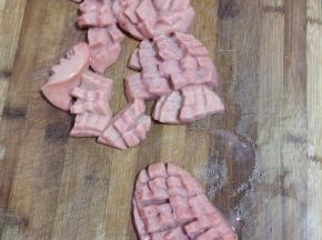 改刀成十字花刀，和改火爆腰花刀法一样！改刀成小块备用！