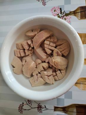 换水，再浸泡一个小时！这样做是为了去除牛蛋里面的尿骚味儿！