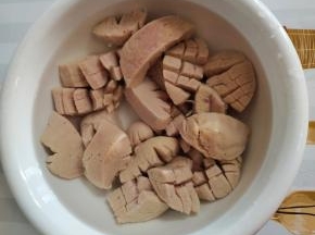 换水，再浸泡一个小时！这样做是为了去除牛蛋里面的尿骚味儿！