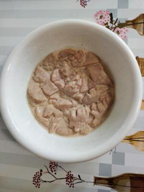 泡好的牛蛋，控干水分，放入适量的盐，鸡精，胡椒粉，料酒，抓拌入味儿，再放入适量的淀粉，抓拌均匀！这样处理过的牛蛋在炸制的时候锁住水分，口感外焦里嫩！