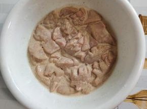 泡好的牛蛋，控干水分，放入适量的盐，鸡精，胡椒粉，料酒，抓拌入味儿，再放入适量的淀粉，抓拌均匀！这样处理过的牛蛋在炸制的时候锁住水分，口感外焦里嫩！